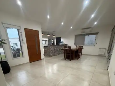 Casa en Venta en Pilar del Este - San Ramon, USD 240.000