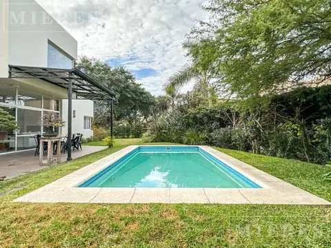 Casa en Venta con 2 cocheras