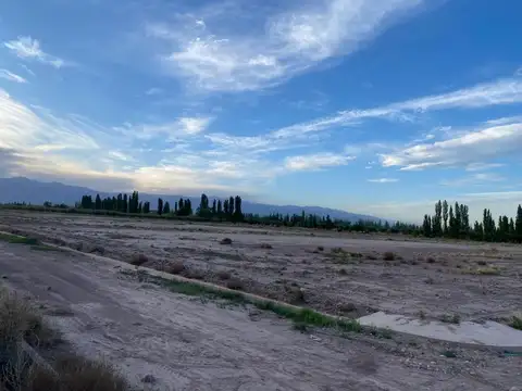 Anchorena y Vieytes frente a Golf la Vacaherie