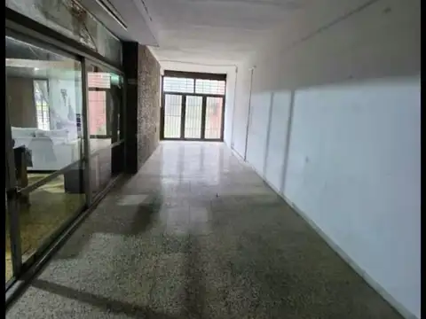 Casa 8 ambientes con 4 baños