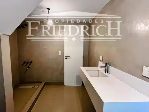 Casa en Venta con 6 cocheras