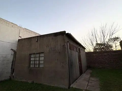 CASA CON GALPÓN Y PATIO