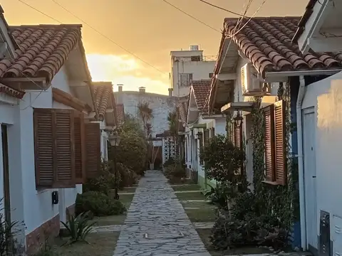 CHALET EN COMPLEJO CON JARDIN