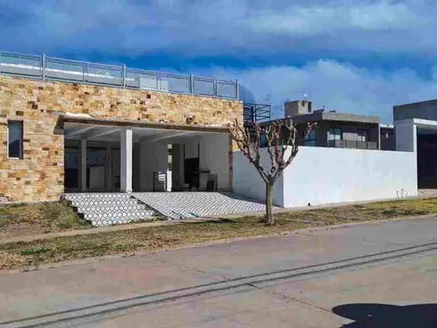 VENTA Casa de Categoría, Barrio LA YAYA, las Heras