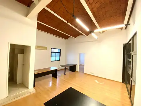 Oficina en alquiler y venta con 2 cocheras Centro