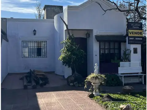 Casa 2 dormitorios, Leguizamón 316, Colón.