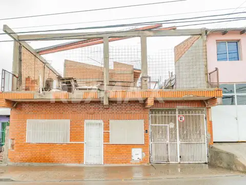 CASA CON DPTO Y MONOAMBIENTE EN VENTA