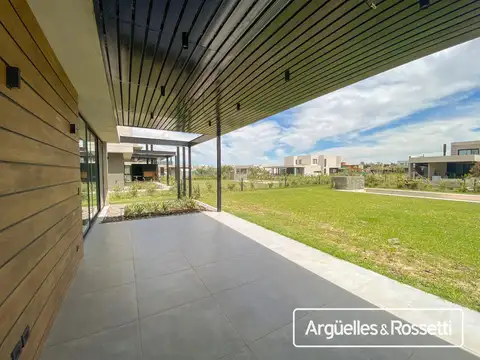 Casa 4 ambientes con 3 baños