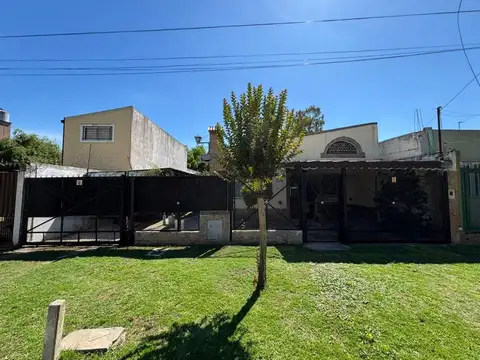 CASA 4 AMBIENTE CON JARDIN EN VENTA EN EZPELETA
