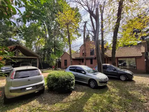 Casa en Venta con 2 cocheras