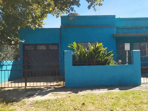 Casa + departamento al fondo sobre amplio lote 