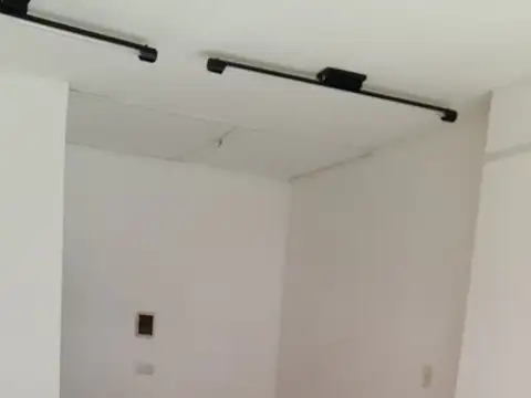 local al frente, cortina metalica,