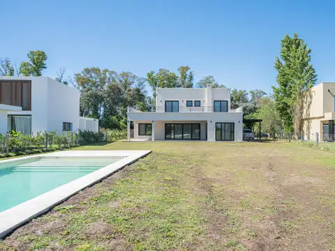 Casa en Alquiler con 2 cocheras