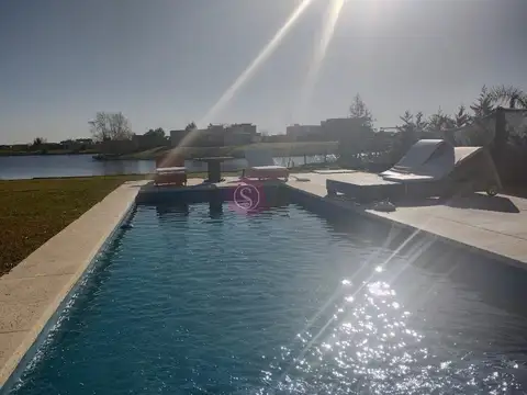 Casa en Venta con 2 cocheras