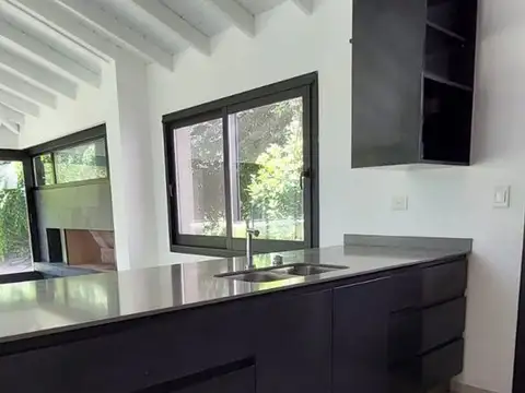 VENTA CASA 5 AMB. LOTE VISTA AL GOLF 1700 M2