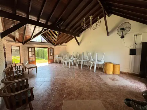 CASA QUINTA 3 AMBIENTES  EN LOTE DE 734 m² CON PARQUE, QUINCHO Y PILETA.REF.882