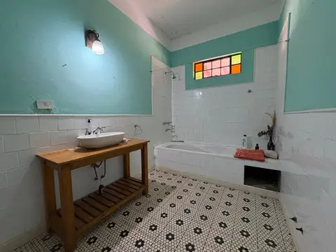 Casa 4 ambientes con 2 baños