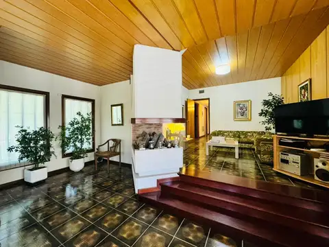 Casa en Venta con 4 cocheras