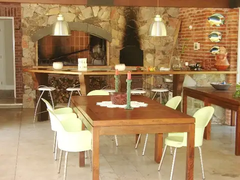 Casa 6 ambientes con 4 baños