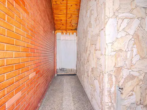 Casa 5 ambientes con 2 baños