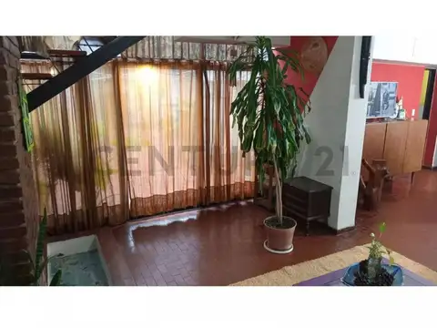 Casa 5 ambientes con 1 baño