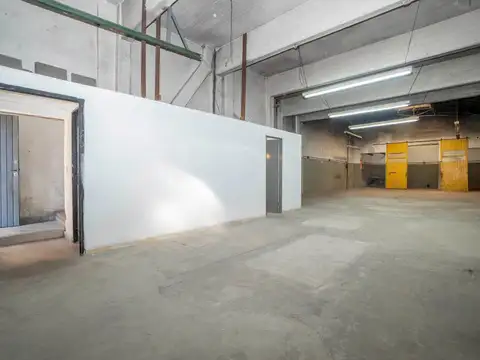 Re-tasado! Local o galpón: 3 plantas con portón eléctrico