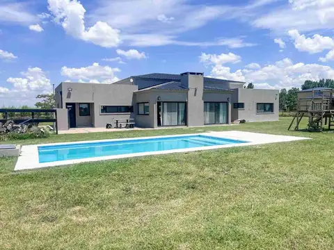 ALQUILER CASA 5 AMBIENTES PILETA