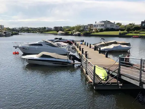Gran lote al río en barrio náutico Albanueva
