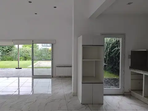 Casa en Alquiler Temporal con 3 cocheras