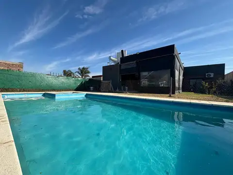 VENTA - Casa 2 dormitorios, local comercial, quincho, parrillero, pileta. Punta Chacra, Roldan