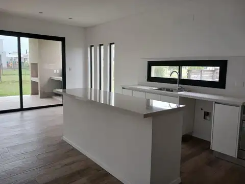Casa a ESTRENAR -PILAR DEL ESTE.