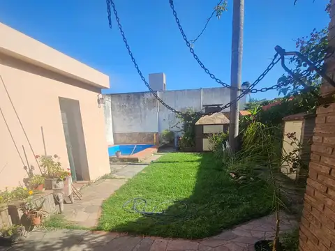 Casa Los Aromos  al 600, Granadero Baigorria rio, casa con jardir a remodelar, piscina