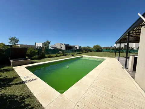 Casa en Alquiler con 4 cocheras