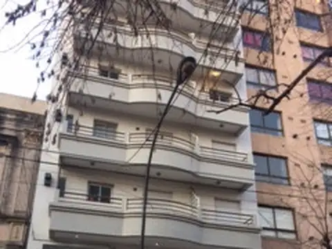 Local Zona Pza Italia c/CORTINA METÁLICA c/MOTOR  y 2 BAÑOS