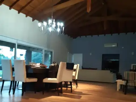 Casa 7 ambientes con 4 baños