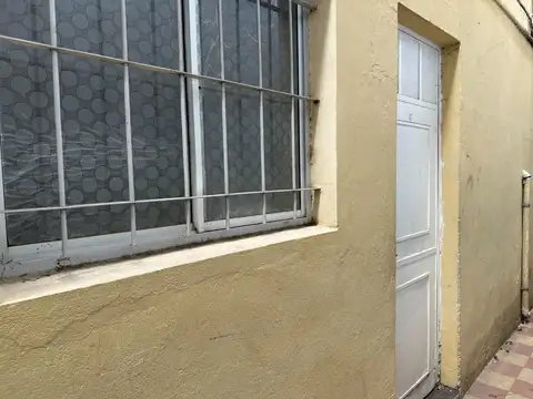 Terreno en Venta con Dos Viviendas y Local, a Refaccionar.