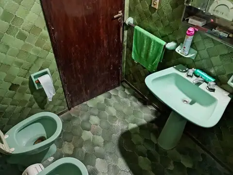 Casa 6 ambientes con 2 baños