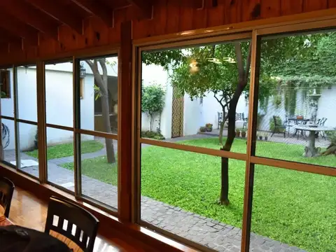 impecable casa de 5 ambientes en venta, Lomas del Mirador.
