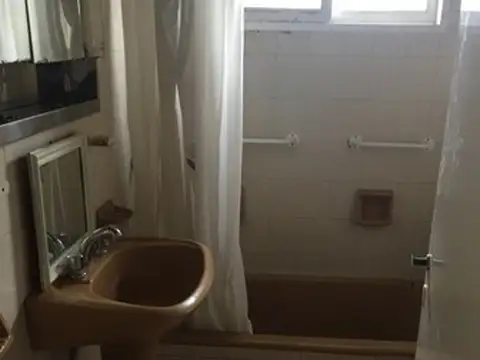 EXCELENTE CASA, DE AMBIENTES AMPLIO Y MUY LUMINOSA retasada