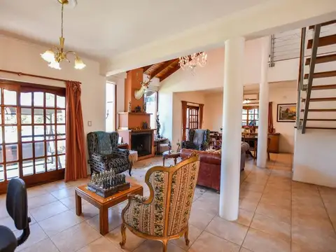 Casa 8 ambientes con 3 baños