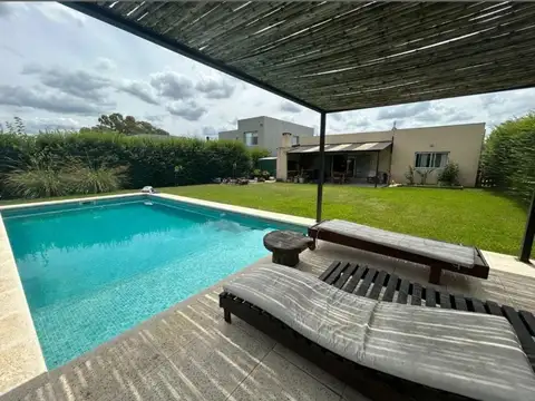 Venta Casa 4 ambientes - Santa Guadalupe Pilar del Este