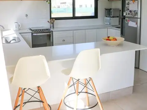 Casa 4 ambientes con 2 baños