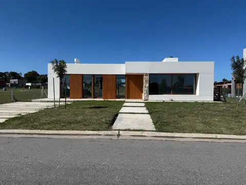 Casa de 4 ambientes en Barrio Privado Arenas Chico