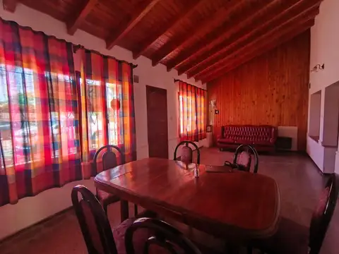 Amplia casa con espectacular terreno en Godoy Cruz