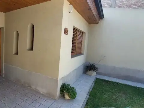Casa 6 ambientes con 2 baños