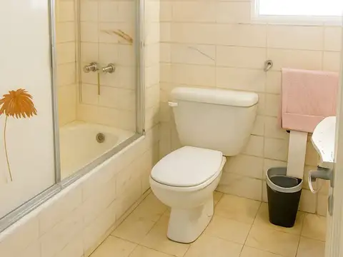 Casa 8 ambientes con 2 baños