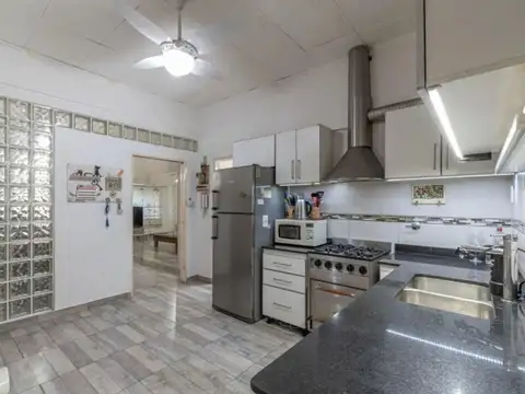 VENTA CASA 6 AMB. C/COCHERA, JARDIN, QUINCHO Y PAR