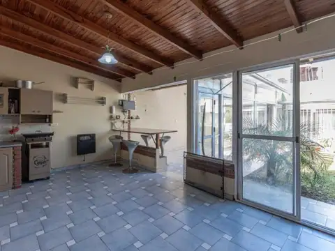 Casa 6 ambientes con 3 baños