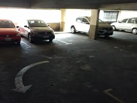 Amplia cochera para auto y moto a 2 cuadras de Cabildo!