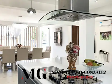 Casa en Venta con 2 cocheras